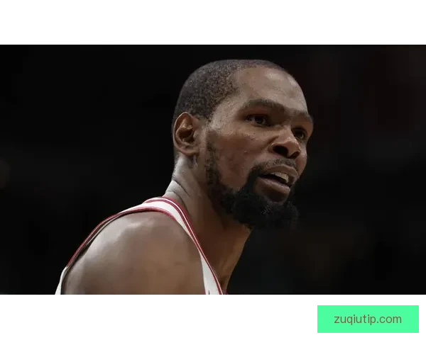 开心庆祝！火箭队更衣室泼水祝贺杜兰特 乌度卡将比赛用球交给阿杜